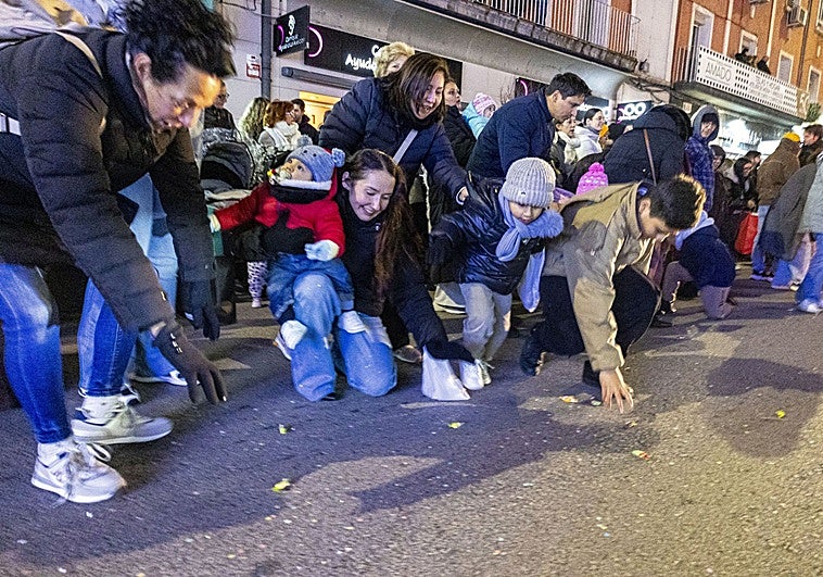 Trasladan a una mujer al hospital herida en un ojo con un caramelo en la cabalgata de Cáceres